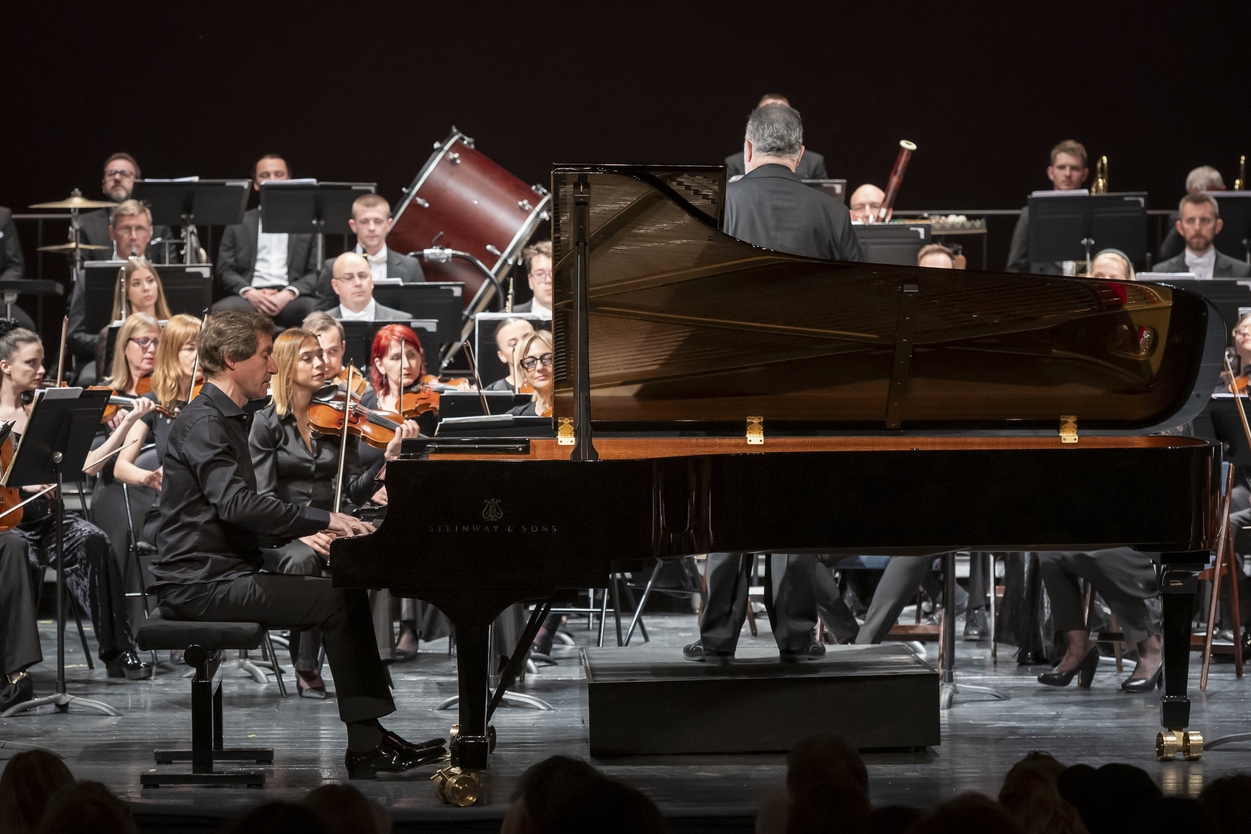 MIRNA DOMINACIJA NIKOLAJA LUGANSKOG ZA BLISTAVI OPROŠTAJ OD 32. SVEM-A: KONCERT SARAJEVSKE FILHARMONIJE POD DIRIGENTSKOM PALICOM IVE LIPANOVIĆA