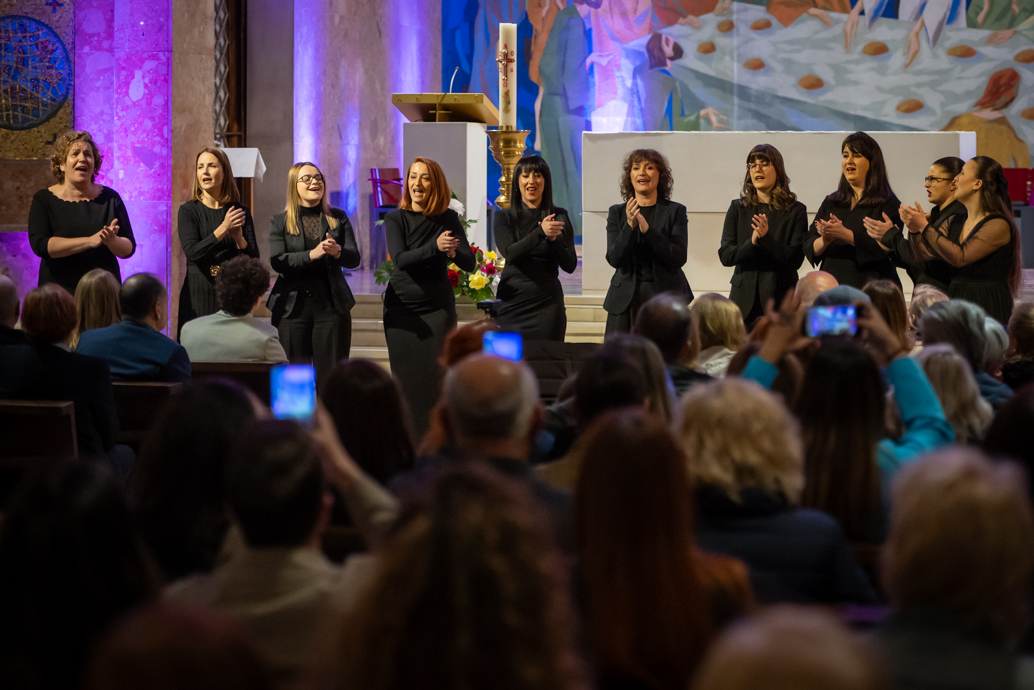 MOST OD TRADICIJE KA SAVREMENOM: IZVRSTAN NASTUP ANSAMBLA CORONA U SKLOPU DRUGE VEČERI 32. SVEM-A